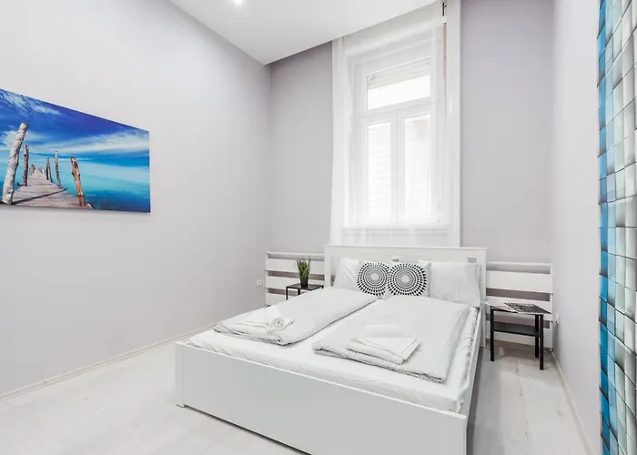 Cozy 2 Bedroom 2 Bathroom In The Centre *