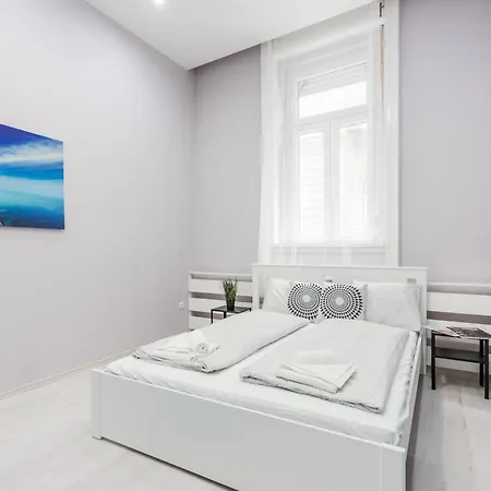 Cozy 2 Bedroom 2 Bathroom In The Centre *